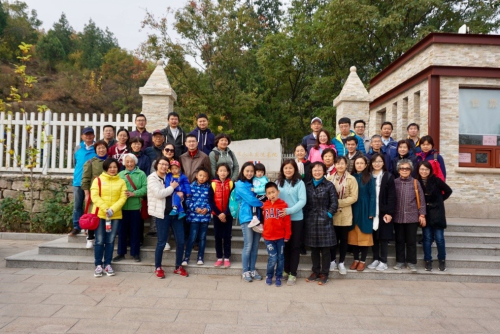 1540262081571002765.jpg 参加活动的教工们在贝家花园门前合影.jpg
